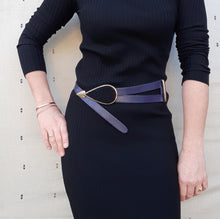Charger l'image dans la galerie, Ceinture vintage Lisa - Croute de cuir violet et boucle fantaisie. Taille L