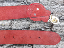 Charger l'image dans la galerie, Ceinture vintage Derhia - Cuir rouge et grosse boucle. Taille 36, 38, 40