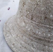 Charger l'image dans la galerie, Chapeau vintage Daphnée -100 % Laine beige chinée. Fabriqué en France