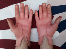 Charger l'image dans la galerie, Gants vintage Séraphine - Cuir rose à liseré brodé ton sur ton. Taille 7