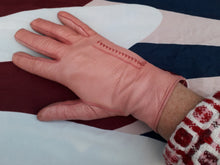 Charger l'image dans la galerie, Gants vintage Séraphine - Cuir rose à liseré brodé ton sur ton. Taille 7