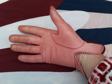 Charger l'image dans la galerie, Gants vintage Séraphine - Cuir rose à liseré brodé ton sur ton. Taille 7