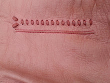 Charger l'image dans la galerie, Gants vintage Séraphine - Cuir rose à liseré brodé ton sur ton. Taille 7