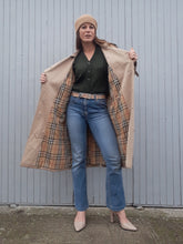 Charger l'image dans la galerie, Trench-Coat vintage Sibylle - Couleur beige. Burberrys. Taille L, 40, 42. Tartan