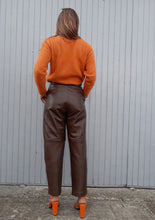 Charger l'image dans la galerie, Pantalon Vintage Eugénie - Coupe chino, cuir marron. Taille M, 38, 40