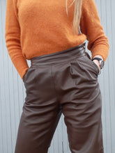 Charger l'image dans la galerie, Pantalon Vintage Eugénie - Coupe chino, cuir marron. Taille M, 38, 40