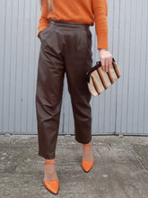 Charger l'image dans la galerie, Pantalon Vintage Eugénie - Coupe chino, cuir marron. Taille M, 38, 40