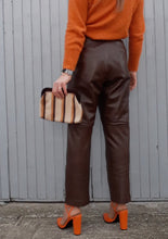 Charger l'image dans la galerie, Pantalon Vintage Eugénie - Coupe chino, cuir marron. Taille M, 38, 40