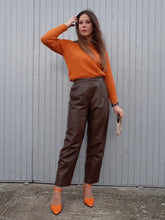 Charger l'image dans la galerie, Pantalon Vintage Eugénie - Coupe chino, cuir marron. Taille M, 38, 40