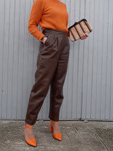 Charger l'image dans la galerie, Pantalon Vintage Eugénie - Coupe chino, cuir marron. Taille M, 38, 40