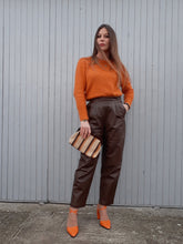 Charger l'image dans la galerie, Pantalon Vintage Eugénie - Coupe chino, cuir marron. Taille M, 38, 40
