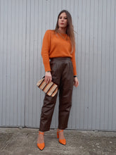 Charger l'image dans la galerie, Pantalon Vintage Eugénie - Coupe chino, cuir marron. Taille M, 38, 40