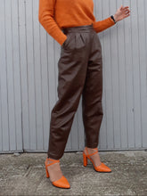 Charger l'image dans la galerie, Pantalon Vintage Eugénie - Coupe chino, cuir marron. Taille M, 38, 40
