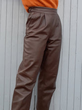 Charger l'image dans la galerie, Pantalon Vintage Eugénie - Coupe chino, cuir marron. Taille M, 38, 40
