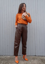 Charger l'image dans la galerie, Pantalon Vintage Eugénie - Coupe chino, cuir marron. Taille M, 38, 40
