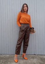 Charger l'image dans la galerie, Pantalon Vintage Eugénie - Coupe chino, cuir marron. Taille M, 38, 40