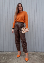Charger l'image dans la galerie, Pantalon Vintage Eugénie - Coupe chino, cuir marron. Taille M, 38, 40