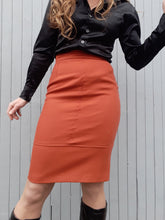 Charger l'image dans la galerie, Jupe vintage Constance - Laine couleur Brique. Broderies Arabesques. Taille M, 36 38