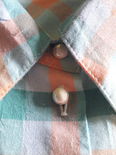 Charger l'image dans la galerie, Chemisier vintage Elynn - A carreaux pastel. Taille XS, 34, 36
