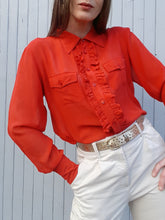 Charger l'image dans la galerie, Chemisier Alicia - En soie rouge. Bordé de froufrous. Taille M, 38, 40