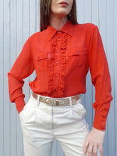 Charger l'image dans la galerie, Chemisier Alicia - En soie rouge. Bordé de froufrous. Taille M, 38, 40