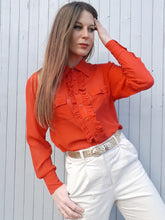 Charger l'image dans la galerie, Chemisier Alicia - En soie rouge. Bordé de froufrous. Taille M, 38, 40