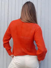 Charger l'image dans la galerie, Chemisier Alicia - En soie rouge. Bordé de froufrous. Taille M, 38, 40