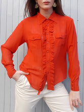 Charger l'image dans la galerie, Chemisier Alicia - En soie rouge. Bordé de froufrous. Taille M, 38, 40
