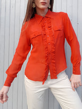 Charger l'image dans la galerie, Chemisier Alicia - En soie rouge. Bordé de froufrous. Taille M, 38, 40