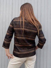 Charger l'image dans la galerie, Chemisier vintage Milla - Dégradé de marrons, ouverture côté. Taille M, 38, 40