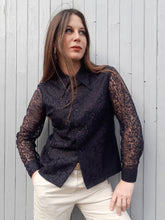 Charger l'image dans la galerie, Chemisier vintage Chloé - Dentelle, bleu marine. Taille S, 36, 38. Fabriqué en France