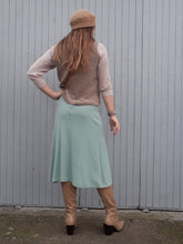 Charger l'image dans la galerie, Jupe vintage Elisa - Coupe midi vert d'eau. Taille S, 36 38. Fabriqué en France