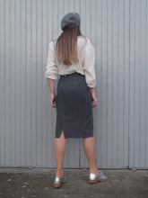 Charger l'image dans la galerie, Jupe vintage Bella - A fines rayures grises. Taille XS ou 34, 36. Fabriqué en France