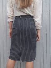 Charger l'image dans la galerie, Jupe vintage Bella - A fines rayures grises. Taille XS ou 34, 36. Fabriqué en France