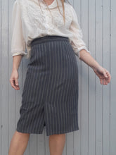Charger l'image dans la galerie, Jupe vintage Bella - A fines rayures grises. Taille XS ou 34, 36. Fabriqué en France