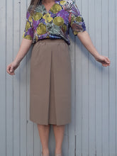Charger l'image dans la galerie, Jupe vintage Domitille - Couleur taupe. Taille L, 40, 42. Fabriqué en France