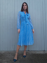 Charger l'image dans la galerie, Robe vintage Prudence - Plis Soleil et col Lavallière. Taille S, 36, 38. Fink Modell