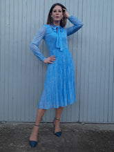 Charger l'image dans la galerie, Robe vintage Prudence - Plis Soleil et col Lavallière. Taille S, 36, 38. Fink Modell