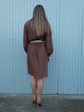 Charger l'image dans la galerie, Robe vintage Lisette - Tissu texturé marron. Taille M, 38, 40. Fabriqué en France