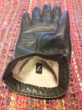 Charger l'image dans la galerie, Gants vintage Emma. Vert bouteille, finition baguette. Taille 7