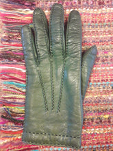Charger l'image dans la galerie, Gants vintage Emma. Vert bouteille, finition baguette. Taille 7