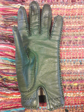 Charger l'image dans la galerie, Gants vintage Emma. Vert bouteille, finition baguette. Taille 7