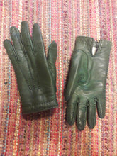 Charger l'image dans la galerie, Gants vintage Emma. Vert bouteille, finition baguette. Taille 7