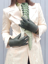 Charger l'image dans la galerie, Gants vintage Emma. Vert bouteille, finition baguette. Taille 7