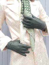 Charger l'image dans la galerie, Gants vintage Emma. Vert bouteille, finition baguette. Taille 7