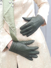 Charger l'image dans la galerie, Gants vintage Emma. Vert bouteille, finition baguette. Taille 7