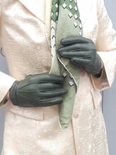 Charger l'image dans la galerie, Gants vintage Emma. Vert bouteille, finition baguette. Taille 7