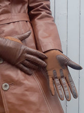 Charger l'image dans la galerie, Gants vintage Camillia - Isotoner. tissu et cuir d'agneau marron. Taille unique