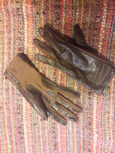 Charger l'image dans la galerie, Gants vintage Camillia - Isotoner. tissu et cuir d'agneau marron. Taille unique