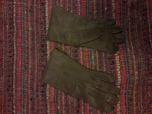 Charger l'image dans la galerie, Gants vintage Zoé. Avec décoration perforées. Taille 6,5
